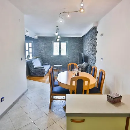 Lenka Apartment Sutivan