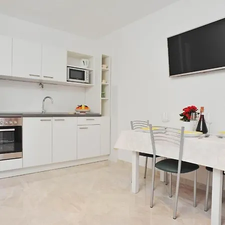 Apartment Lenka *