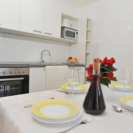 Apartamento Lenka Sutivan